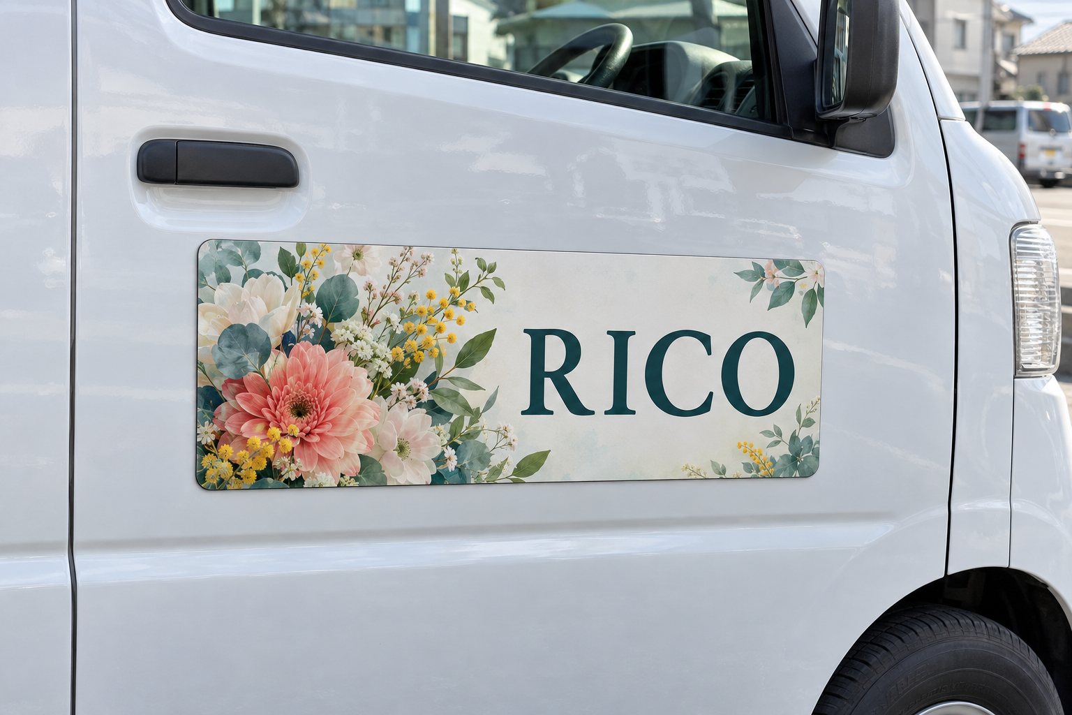 白い車両に貼った花柄のフルカラープリントマグネットRICO
